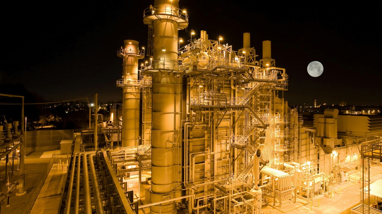 Planta de energía industrial iluminada de noche